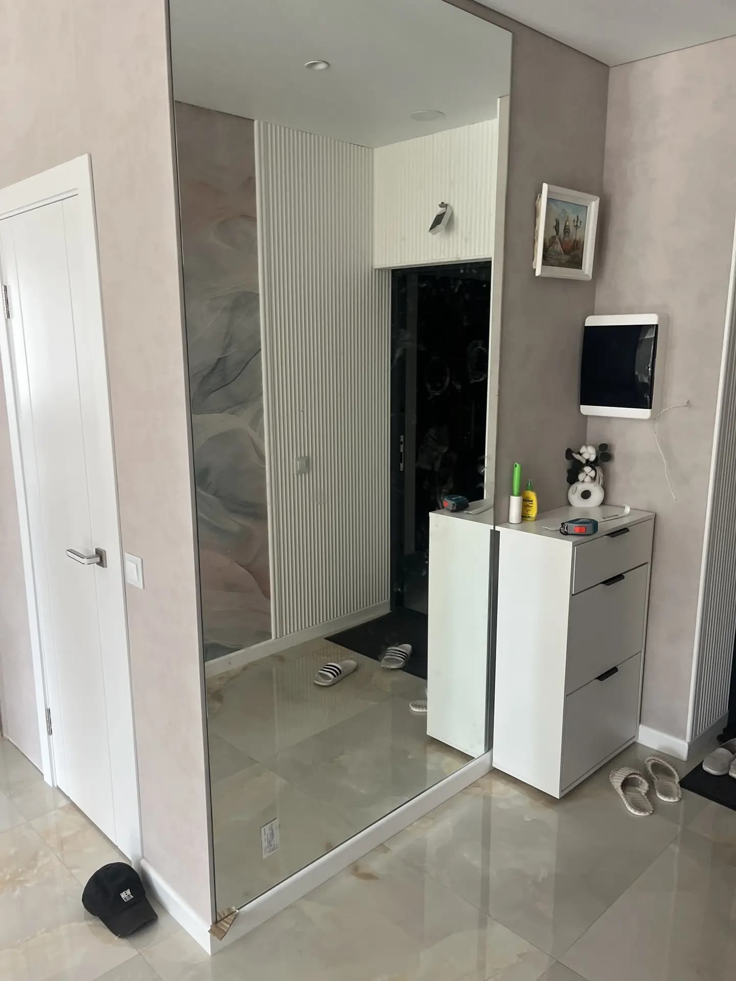 Интерьерное зеркало в прихожей